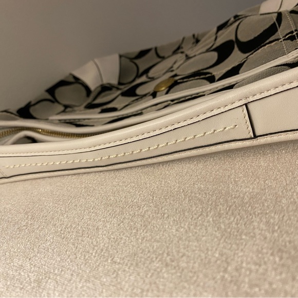 BNWT Coach denim and leather hobo handbag from Japan Tokyo Coach flagship store - Picture 5 of 10